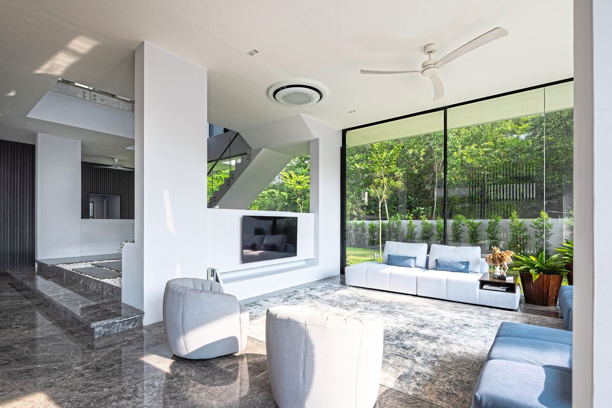 The living room is surrounded by glass walls so it isn't obvious the structure is there, from the outside. The result is this floating effect.