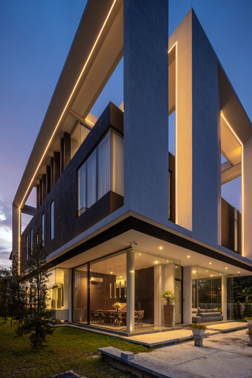 Vertical fins shield the most frequently used spaces, while opening up less-frequently areas to expansive views of the forest reserve.