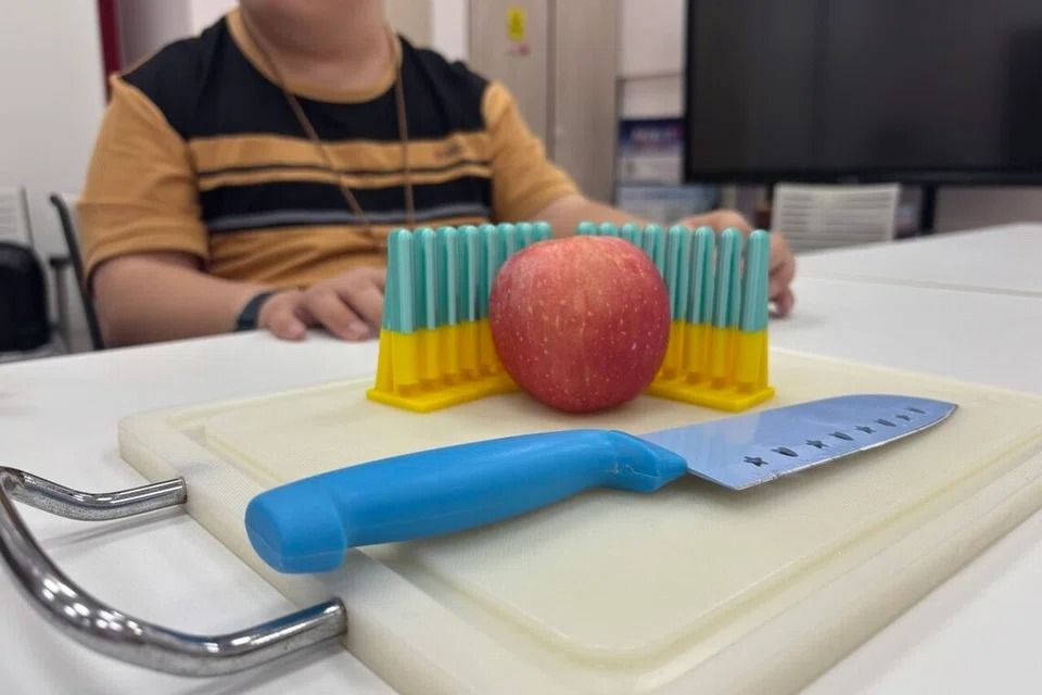 This tool allows users to cut food items into evenly sized pieces. - ST 