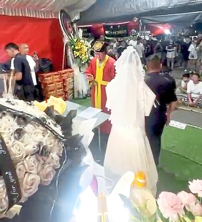 Together at last: Master Hoo conducting a ritual wedding during the funeral wake of a young couple who died in a motorcycle accident in Johor. — Screencap courtesy of Master Loo