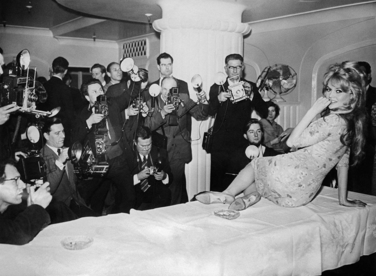 French actress Brigitte Bardot poses for photographers in April 1959 in London where she has just arrived to continue the shooting of the film 'Babette s'en va-t-en guerre'. — Photo: INTERCONTINENTALE / AFP