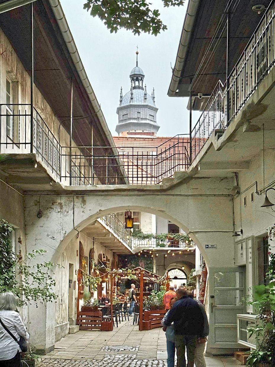 The best way to learn about Krakow's historic Jewish Quarter, Kazimierz, is via a free guided tour.