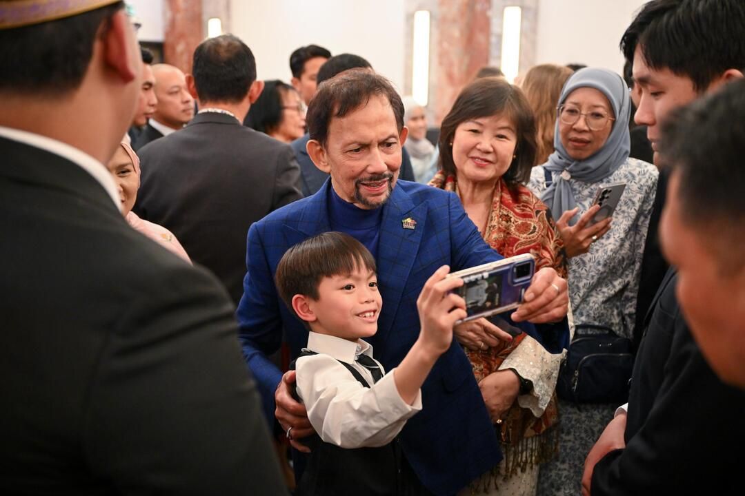 More than 1,100 Bruneians meet Brunei royal couple in London