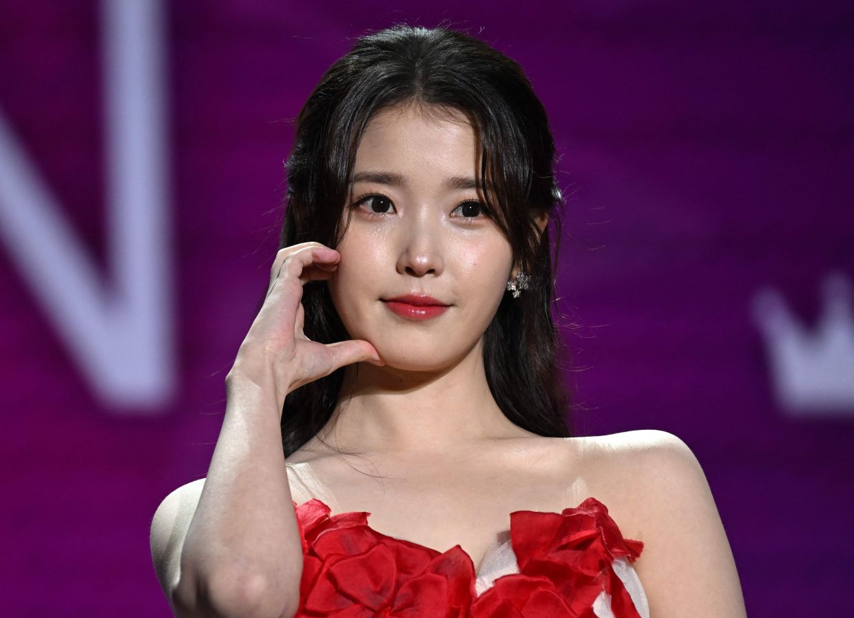 South Korean singer and actress Lee Ji-eun, known as IU, poses for a photo call during the 2025 Seoulcon APAN Star Awards for K-Drama at Dongdaemun Design Plaza in Seoul on Monday, December 29, 2025. -- Photo by Jung Yeon-je / AFP)