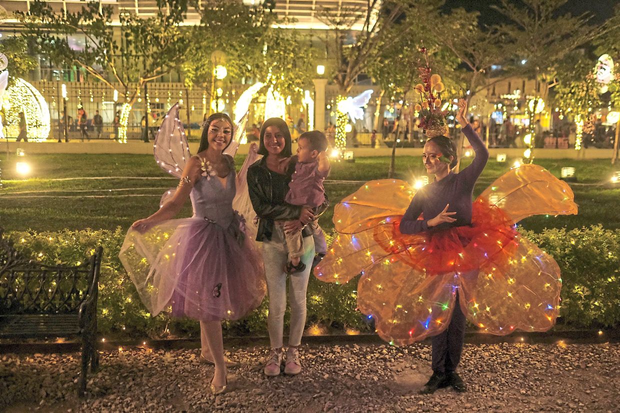 2. Performers greeting visitors at the Central America Garden in San Salvador, El Salvador. — Reuters