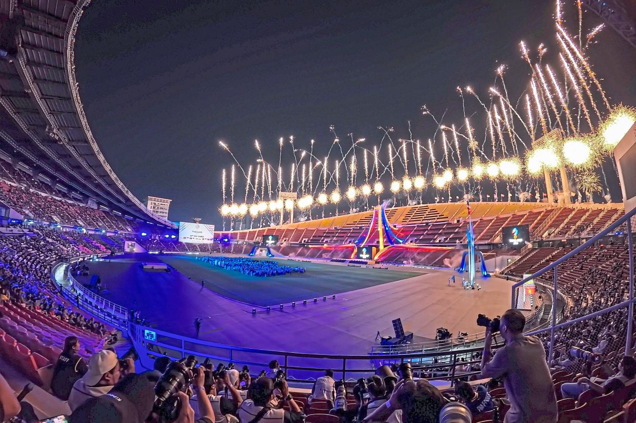 9. The atmosphere during the closing ceremony of the 33rd Sea Games at the Rajamangala National Stadium. — Bernama