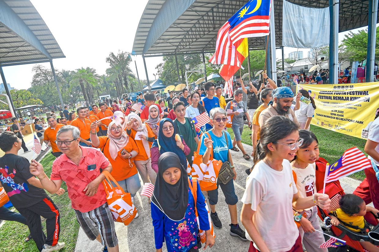 Participants of the ‘Malaysia Walk Day’ during the Kinrara Youth Festival 2025 at Puchong Wawasan Park.