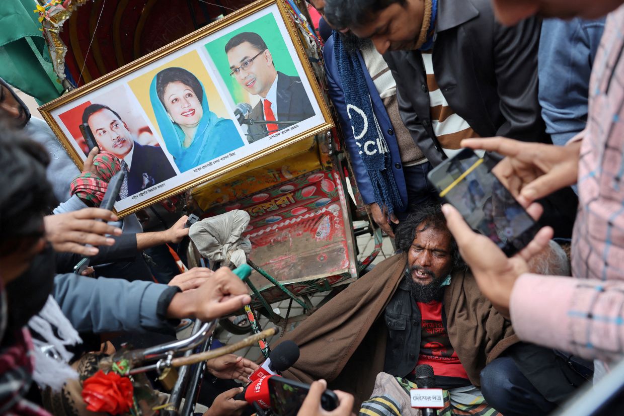 A supporter mourns the death of Bangladesh's former Prime Minister Khaleda Zia, at the Evercare Hospital in Dhaka, Bangladesh on Dec 30, 2025. - Reuters