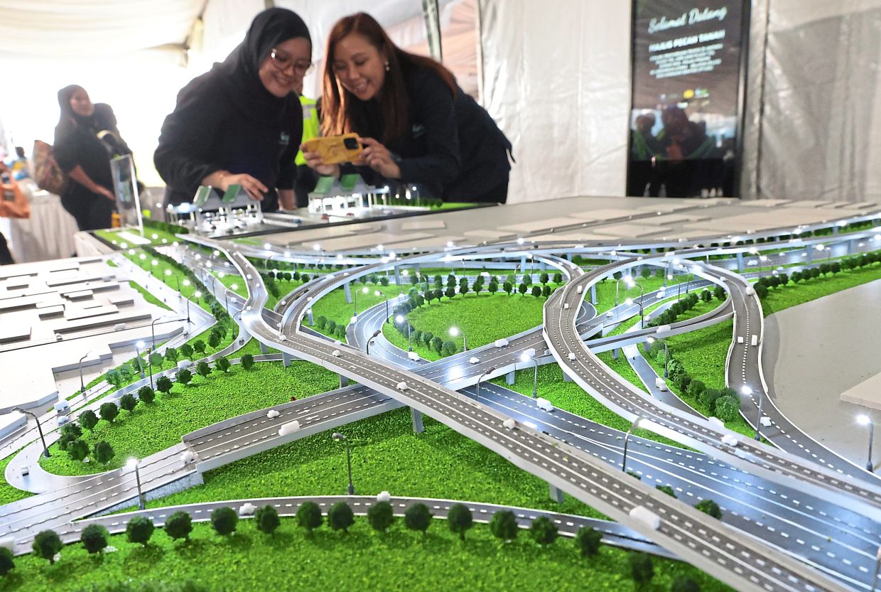Scale model of the Juru-Sungai Dua Elevated Highway, scheduled for completion by 2030.