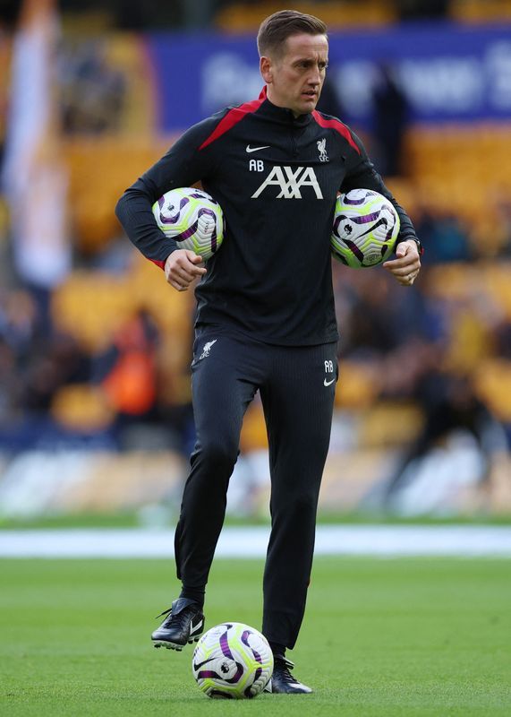 Soccer-Liverpool set-piece coach Briggs leaves club