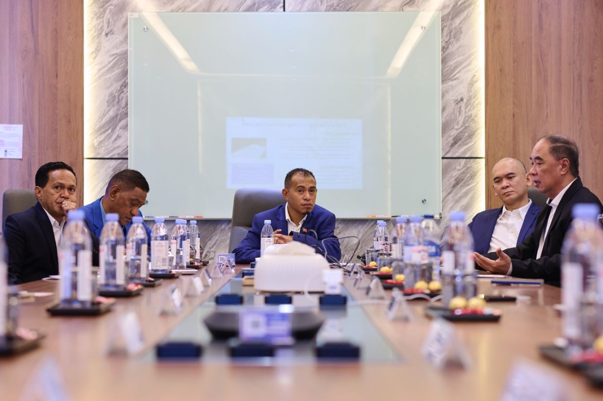 (From left) Belo, Guterres, Da Cruz, Chan and Lim discussing the details of the strategic partnership. 