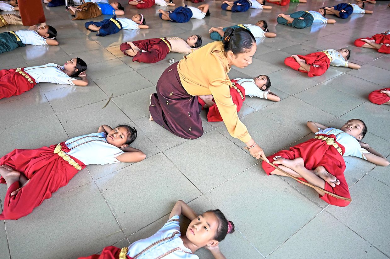 Cambodians strive to keep their ancient dance alive