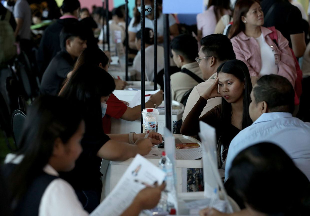 Survey finds 44% of Filipinos expect better quality of life in 2026