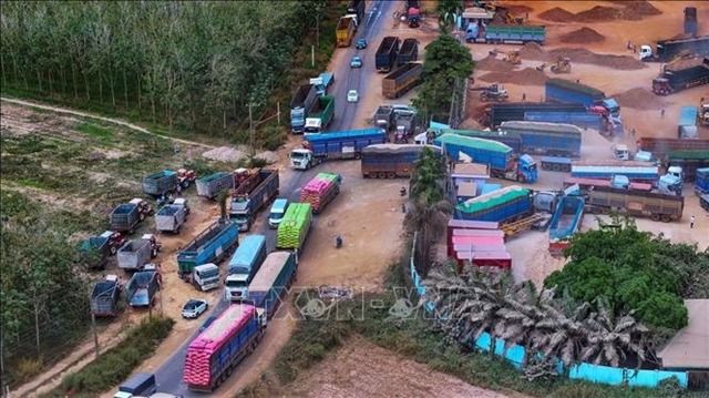 Cambodia border gate suffers from congestion during peak farm trade season