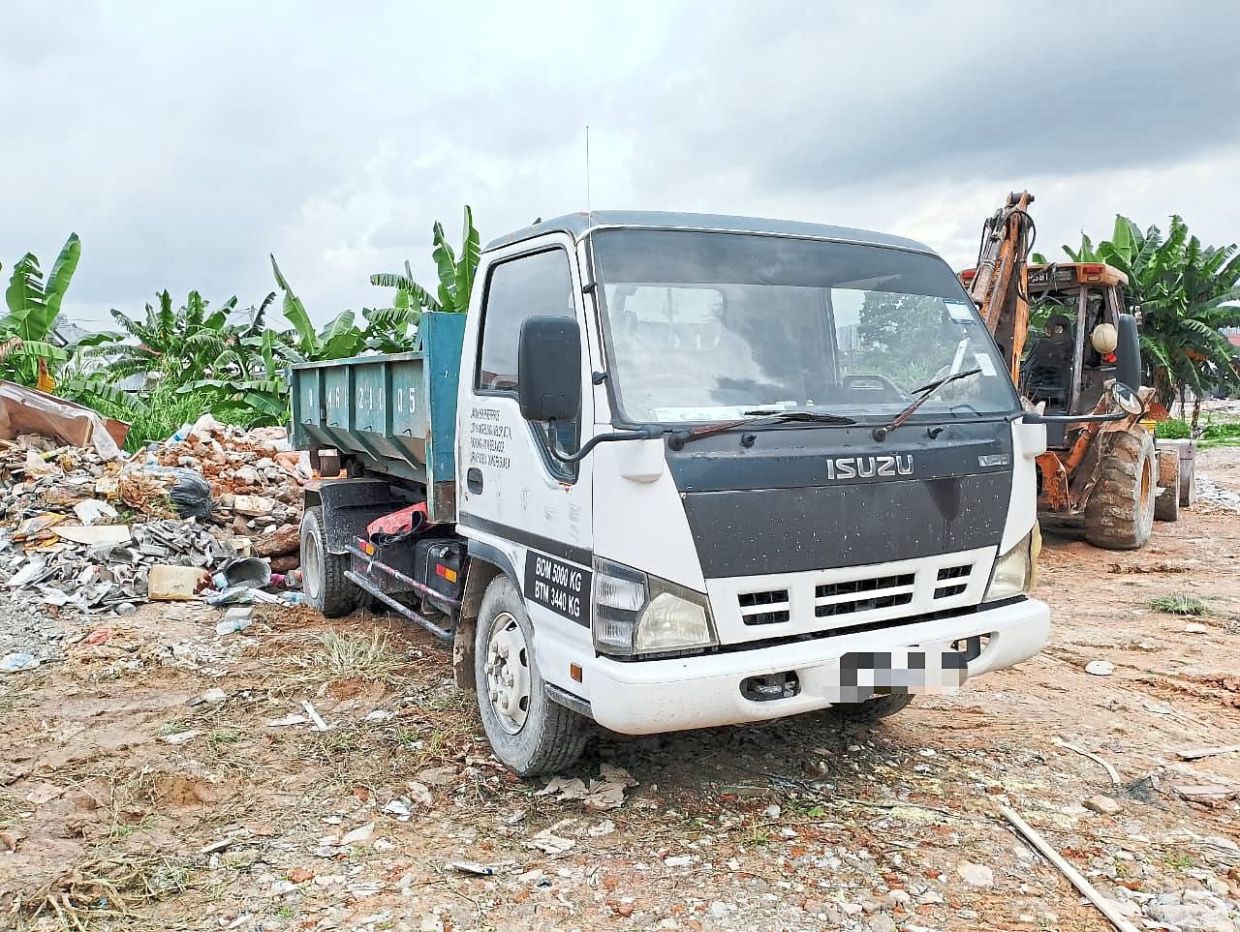 MBSJ, MPSepang act against dumping, parking abuse, abandoned vehicles