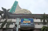 Foreign investors dump bonds amid rupee slide