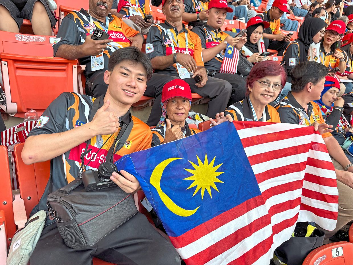 (From left) Ng Shi Wei, Fatimah Yusof and Oormila with the Jalur Gemilang during the closing ceremony of the SEA Games at Bangkok’s Rajamangala Stadium. 