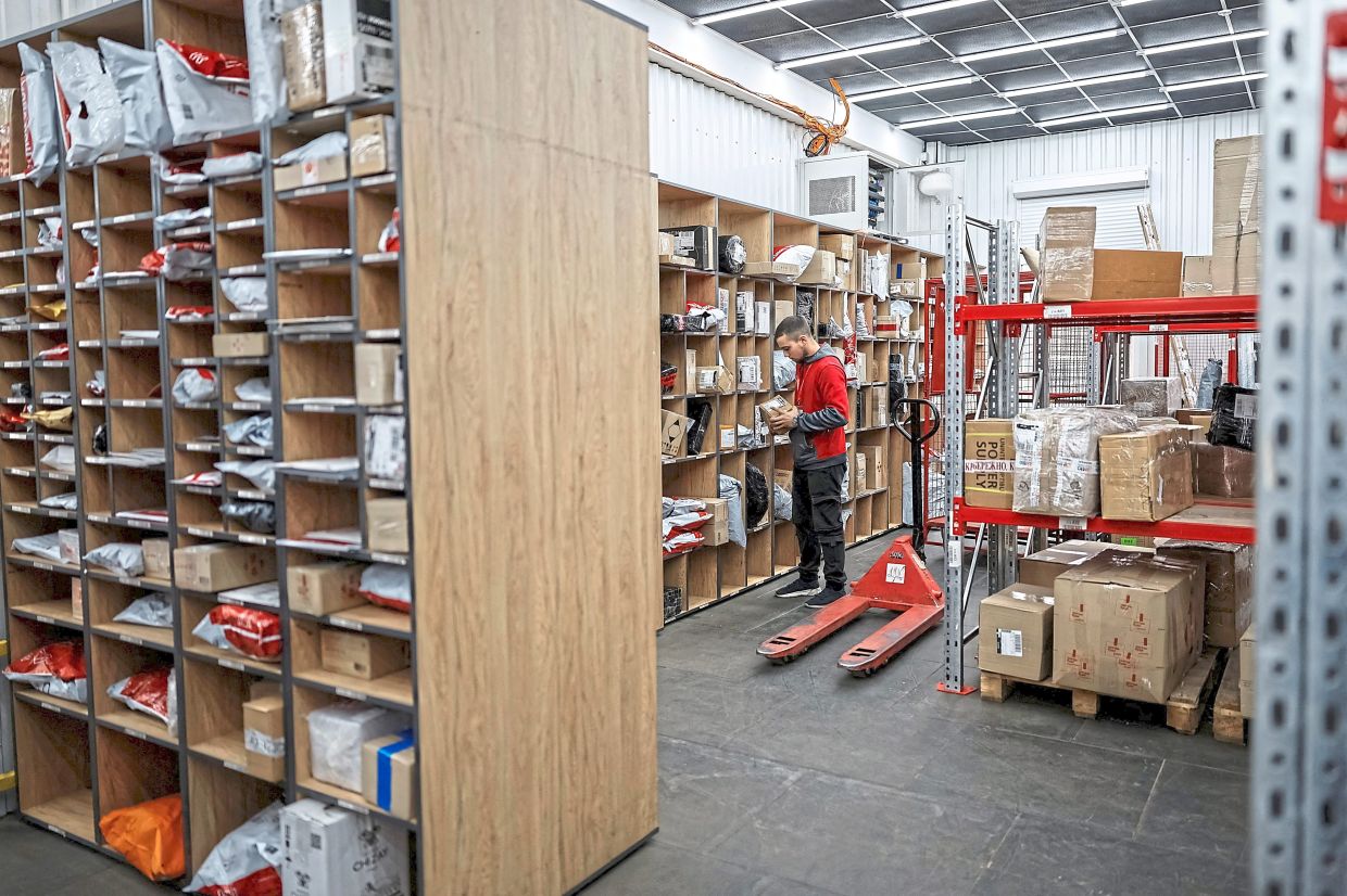 The postal service that defies war