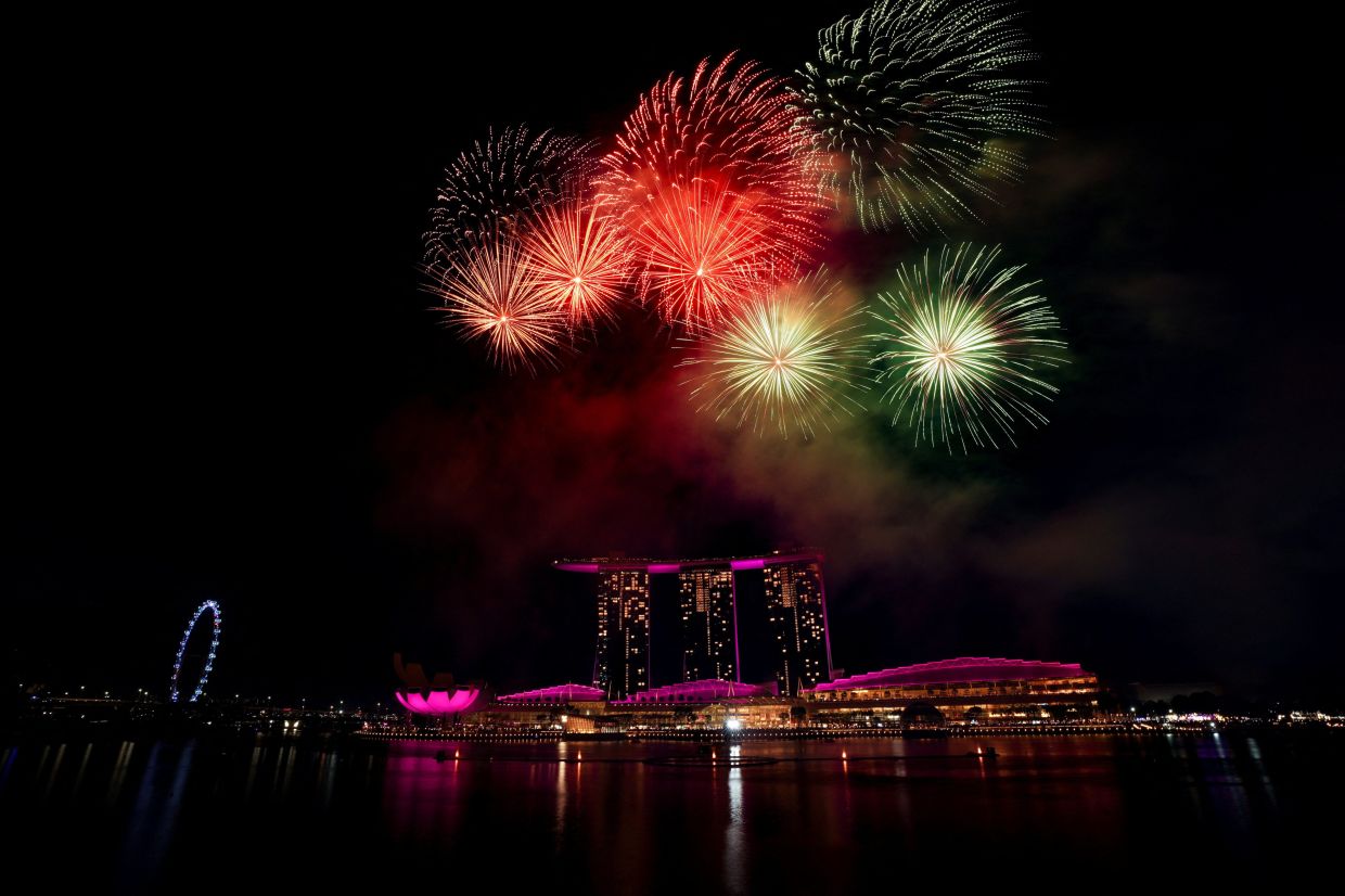 Fireworks explode over Marina Bay during the New Year celebrations in Singapore, on January 1, 2026. -- Photo: REUTERS/Ore Huiying