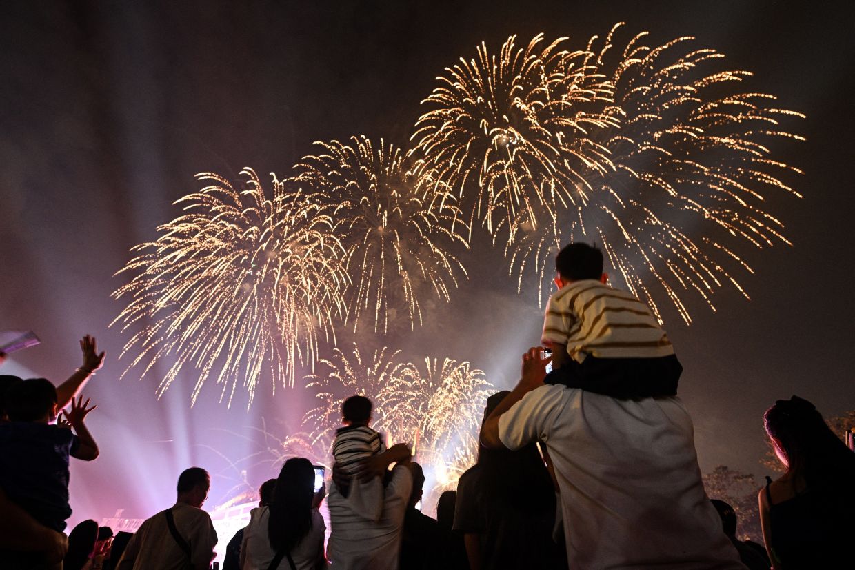People watch the New Year’s Day celebration fireworks in Quezon City, Metro Manila, Philippines, on January 1, 2026. -- Photo: REUTERS/Noel Celis