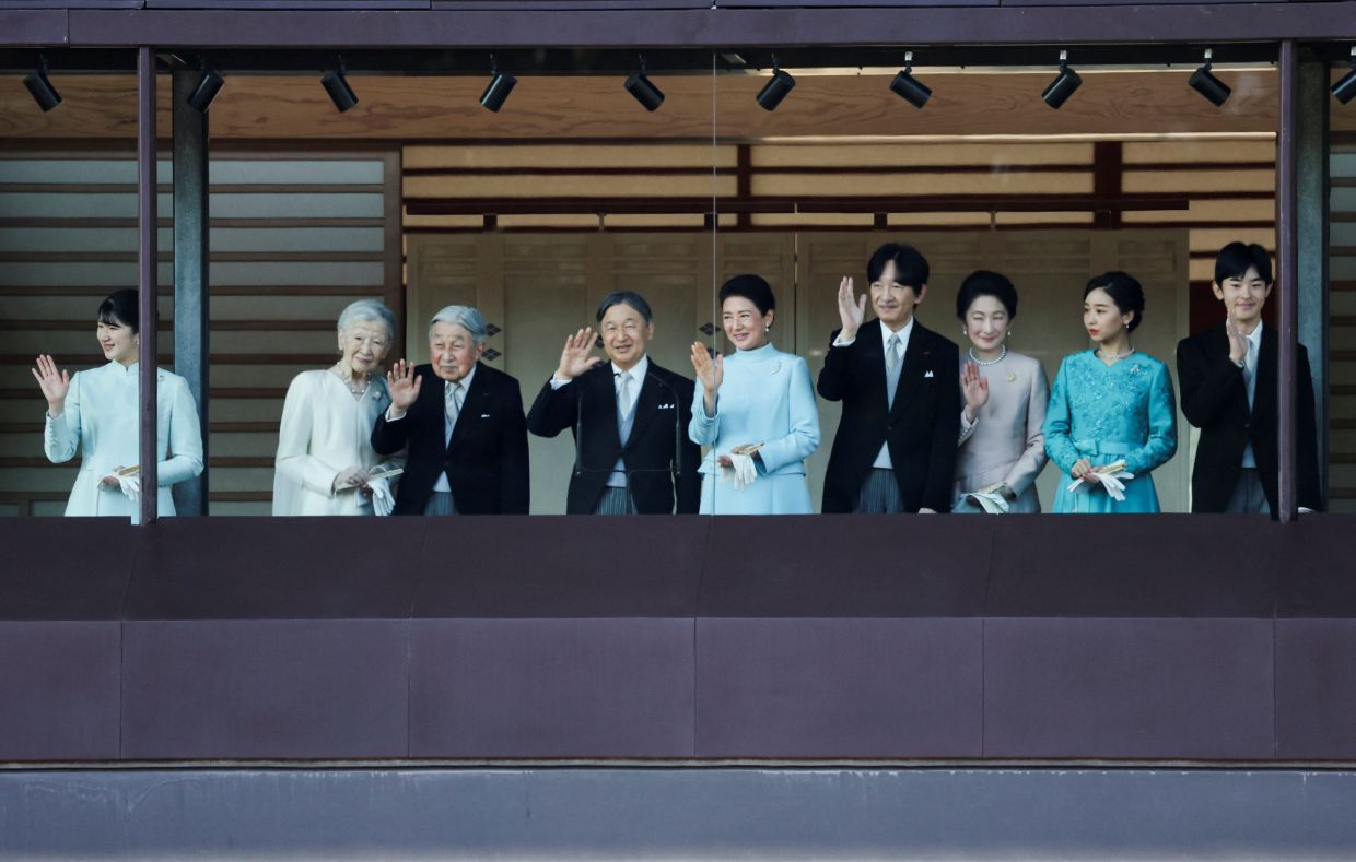 Japan's Emperor Naruhito and his wife Empress Masako wave to well-wishers with Emperor Emeritus Akihito, Empress Emerita Michiko, Emperor Naruhito’s daughter Princess Aiko, Crown Prince Akishino, Crown Princess Kiko, and their children Princess Kako and Prince Hisahito during a public appearance for New Year celebrations at the Imperial Palace in Tokyo, Japan on Friday, January 2, 2026. -- Photo: REUTERS/Issei Kato