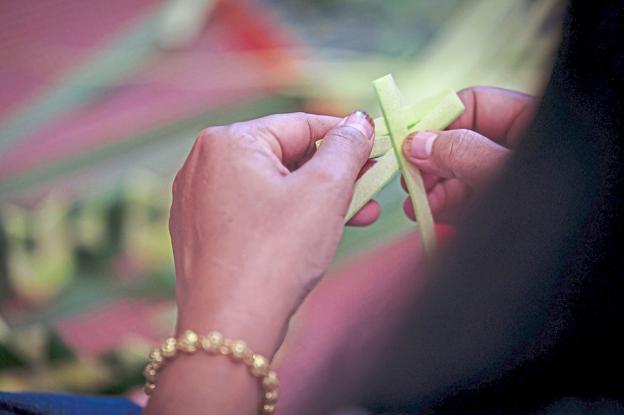 A visitor learning how to make the traditional Orang Asli headgear.