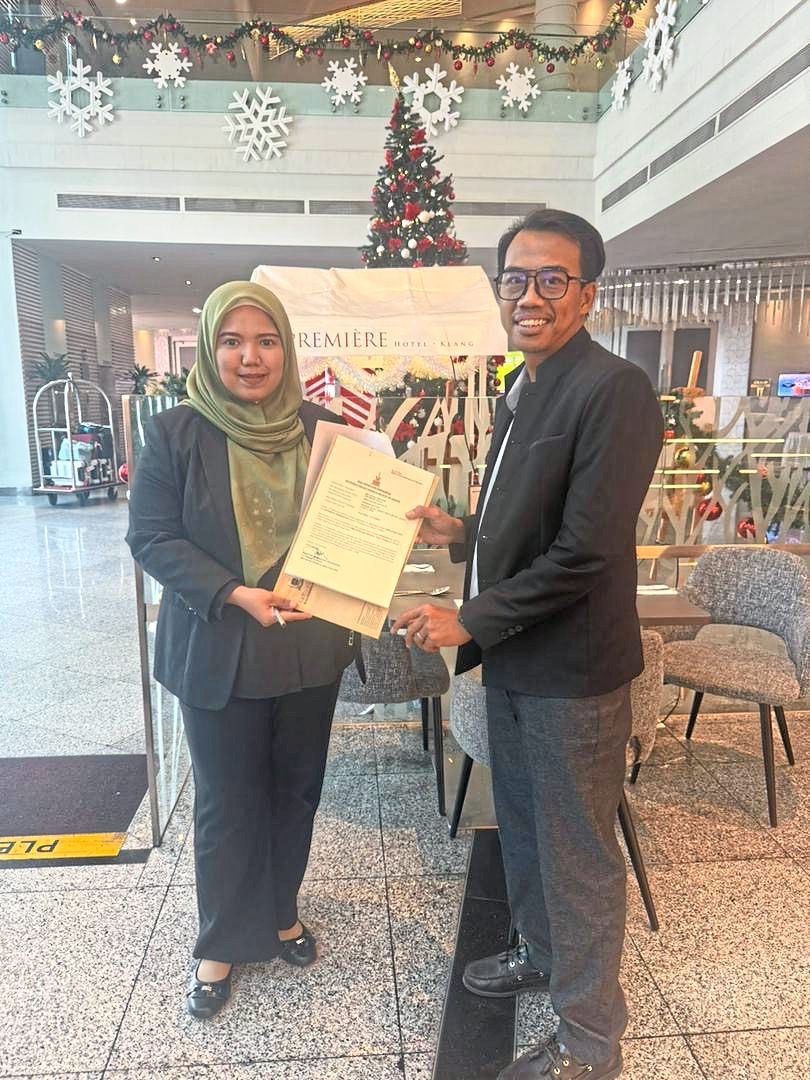MBDK Licensing Department officer (right) handing over a letter of authorisation to a Klang hotel manager to enable collection of the sustainable tourism fee. — Courtesy photo