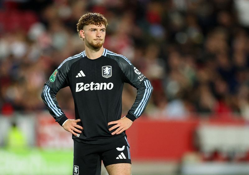 Soccer-Villa not convinced to sign Elliott, says Emery on Liverpool loanee's omission