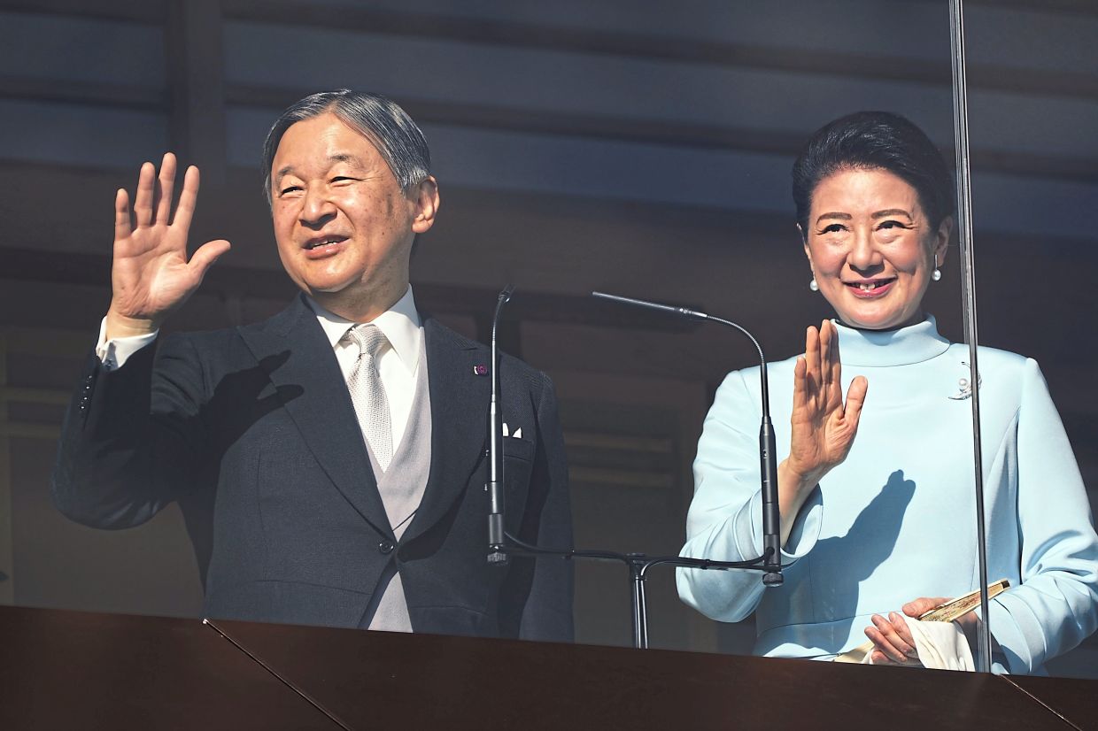 Emperor and his family greet well-wishers