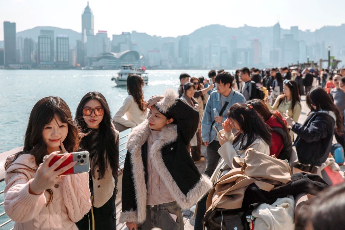 People wearing warm clothes enjoy a fine and dry weather brought by the winter monsoon at the Tsim Sha Tsui waterfront promenade in Hong Kong on Jan 2, 2026. - Photo: China Daily/ANN