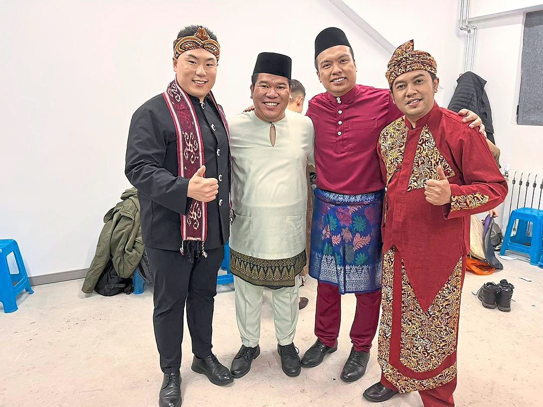 Cross-cultural pride: (From left) Zhang Jingfei of China, Fawzan, Isa and Randy Geovani Putra of Indonesia.