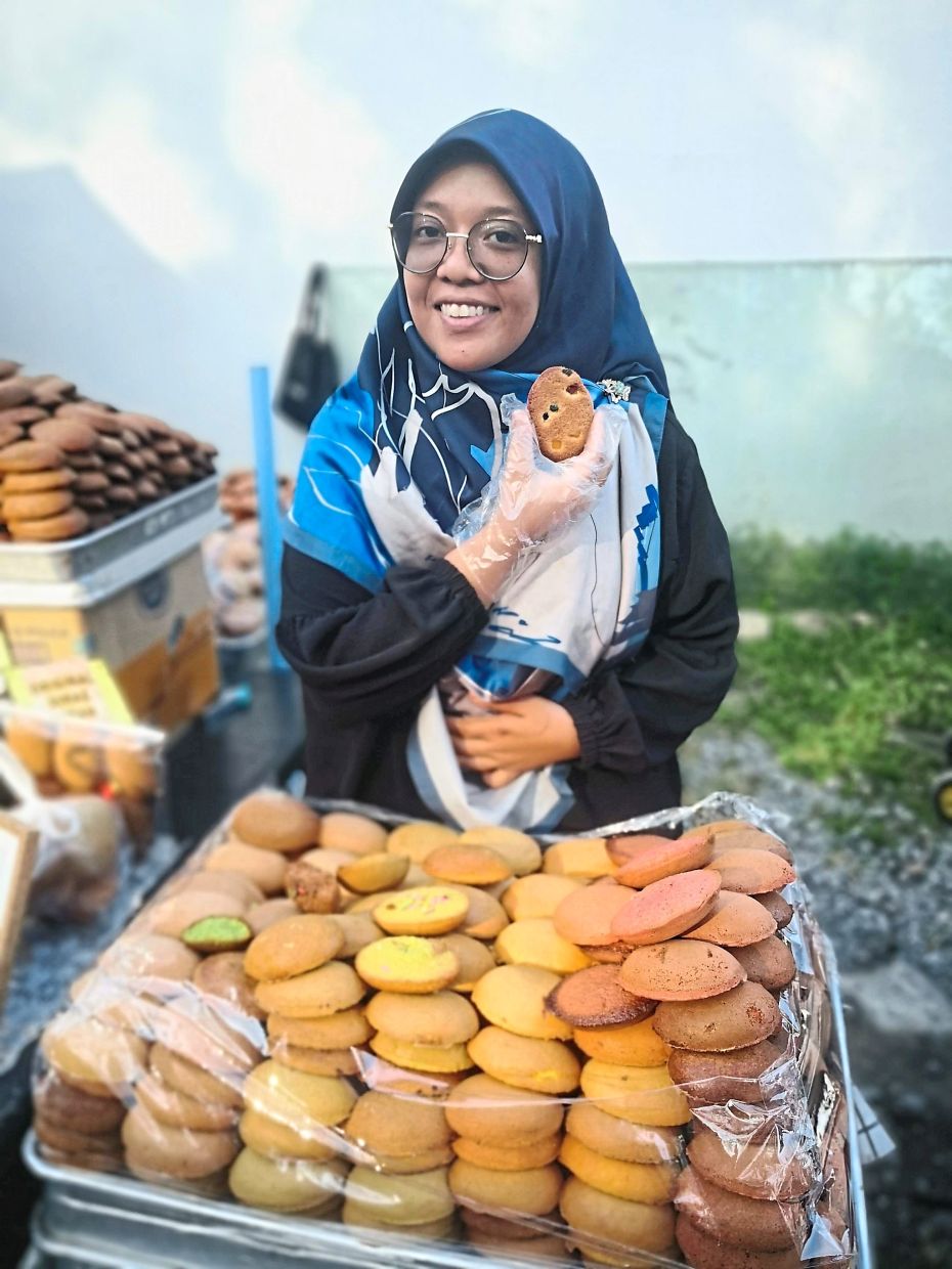 Bahulu Pantai Timur comes in four different flavours: original, palm sugar, coffee and pandan.