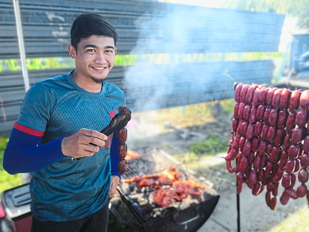Barbequed sosej tongmo features seasoned minced beef stuffed into a cow intestine casing.