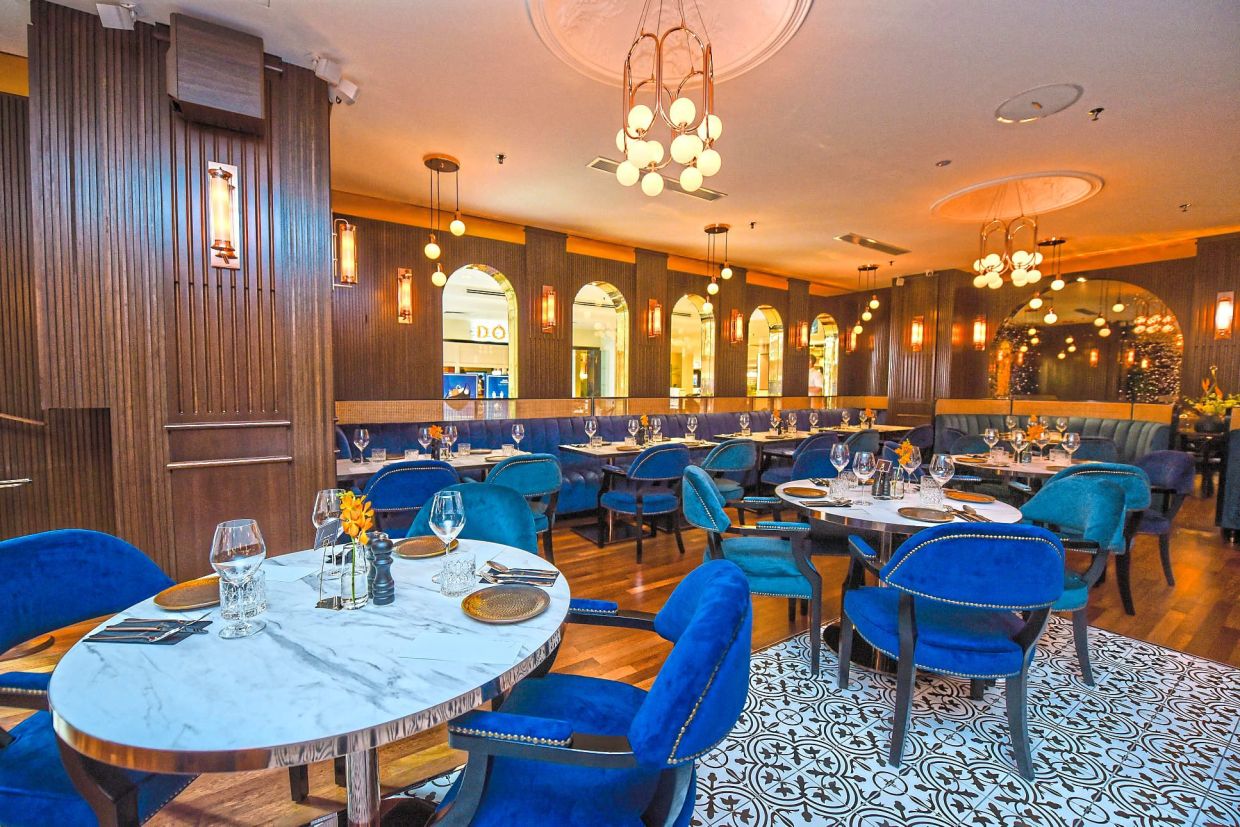 The eatery is swathed in blue and has a gorgeous, cosmopolitan sheen.