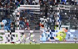 Soccer-Napoli keep pace in title race after defeating Lazio in stormy contest