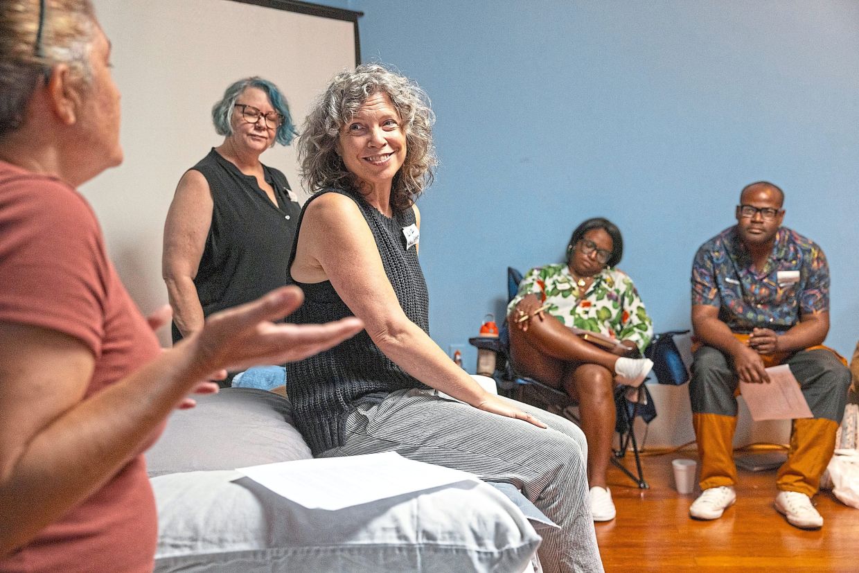 Dunnebacke (centre) helps lead the nonprofit’s training. Photo: Verite News and CatchLight Local/Report for America/TNS/Christina Botic