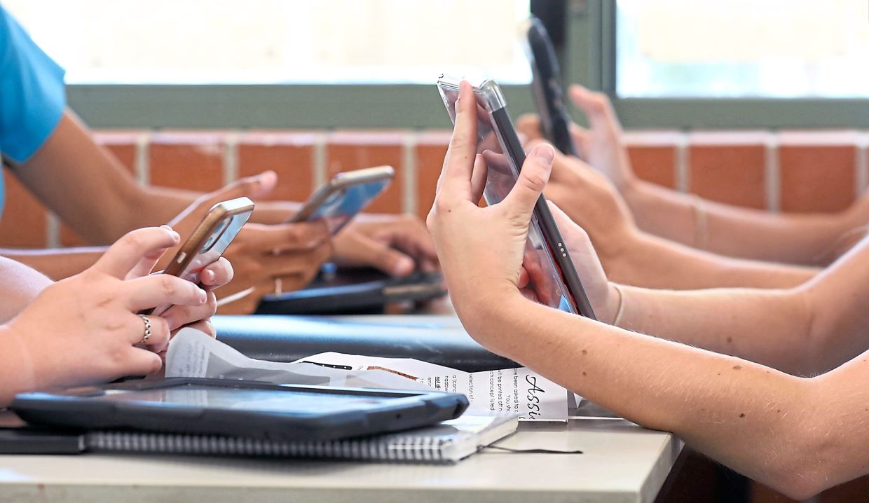 Psychiatrist suggests kids should only get smartphones after the age of 12