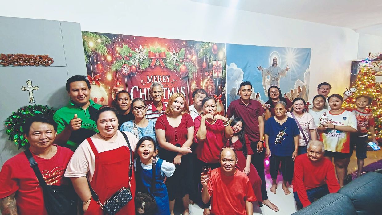 Lee (sixth from right) with her family in Sarawak.