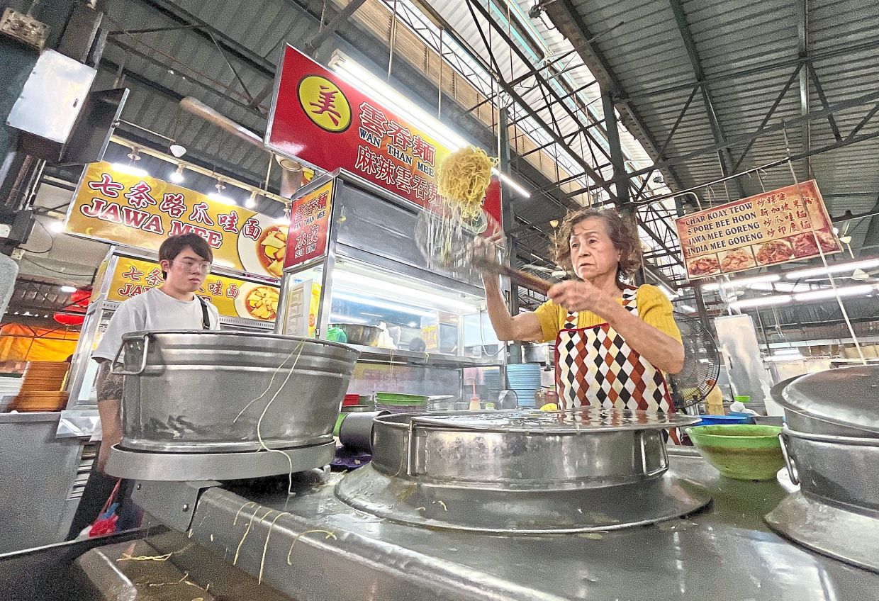 Ewe Chiew Bee, 78, from the Cecil Street food court in George Town preparing wan tan mee with style. — ZHAFARAN NASIB/The Star