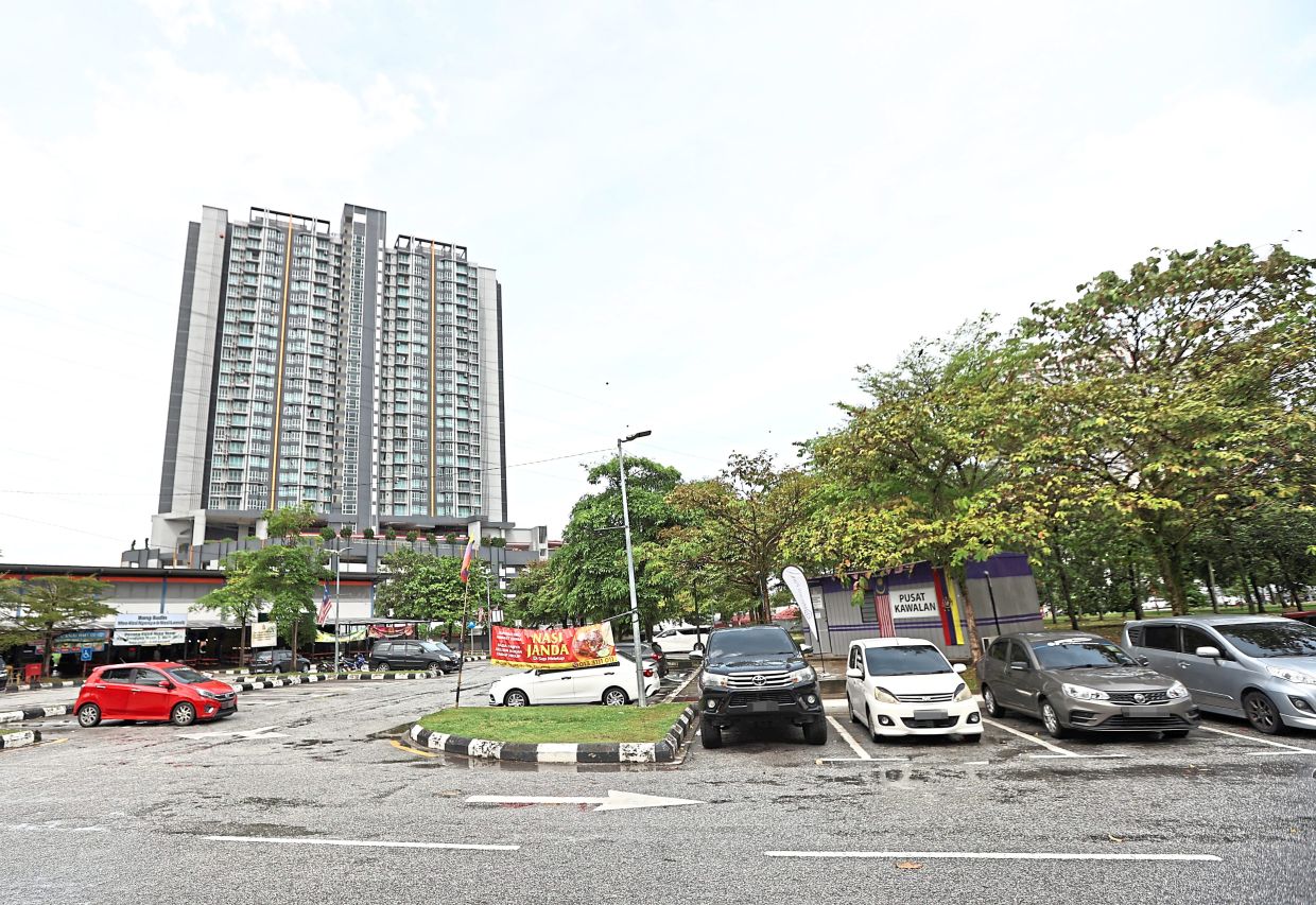 A paid parking system was introduced at Pusat Penjaja Bandar Seri Permaisuri in 2024.