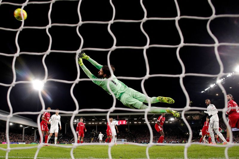 Soccer-Liverpool denied at Fulham by Reed screamer, Man Utd held at Leeds