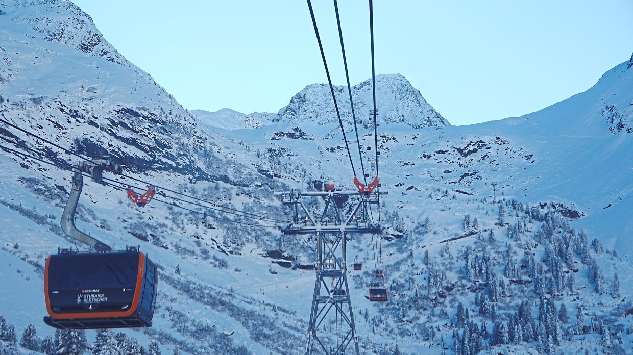 View of the Stubai Glacier ski area, taken from the Schaufelspitze. — JONATHAN SCHMID/dpa