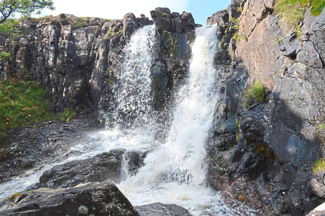 Hike to the Eos Fors waterfall in Isle of Mull. — Zakhx150/Wikimedia Commons