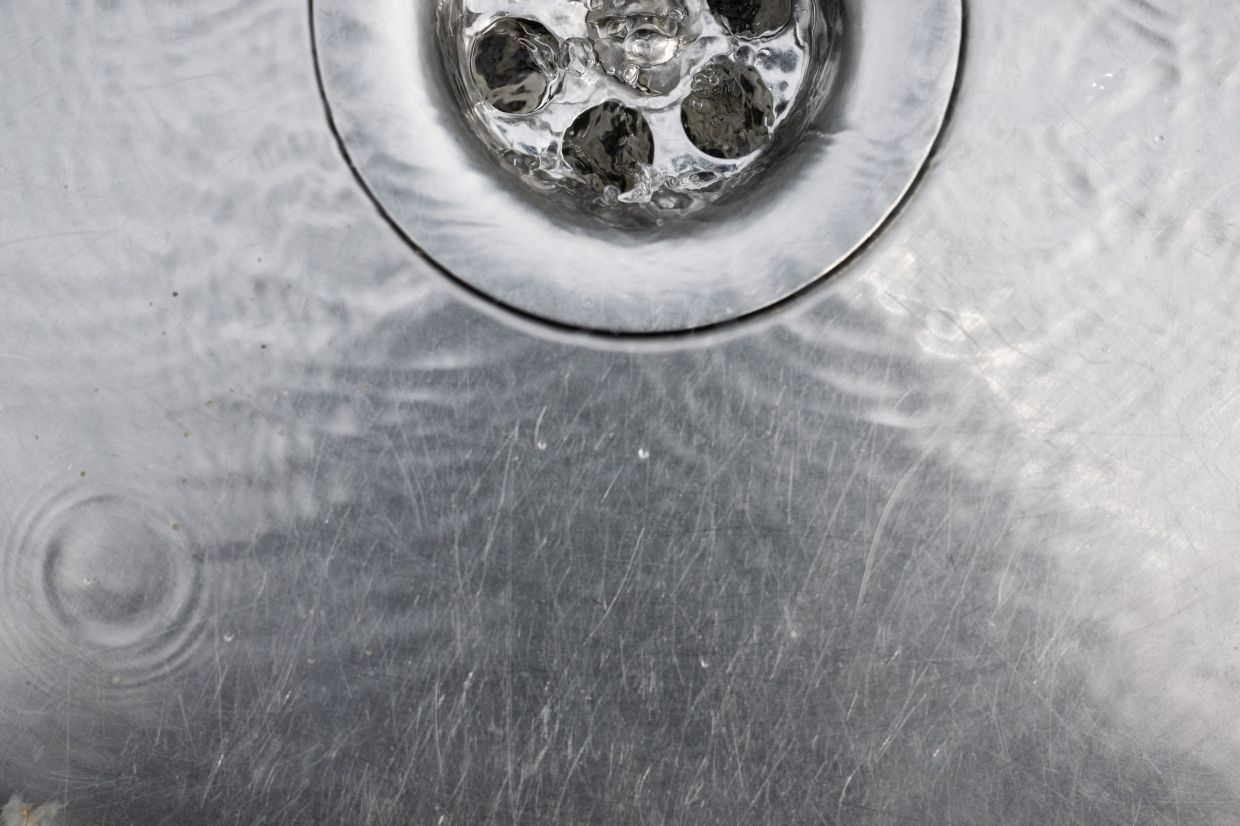 Just run the tap! This often helps when unpleasant odours start emerging from the drain. The P-shaped pipe may have dried out. Photo: Sebastian Gollnow/dpa
