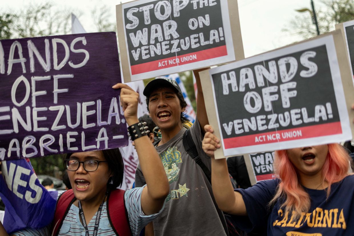 Activists in Manila holding placards march towards the US Embassy during an anti-US protest following its attack on Venezuela, capturing its President Nicolas Maduro and his wife Cilia Flores, on Monday, January 5, 2026. -- Photo: REUTERS/Eloisa Lopez