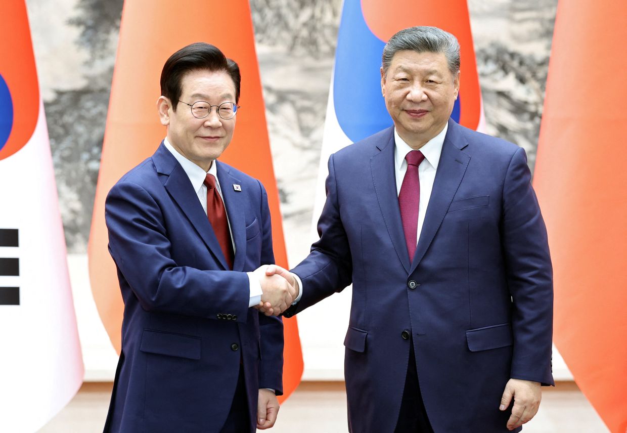 Chinese President Xi Jinping (right) and South Korean President Lee Jae Myung shake hands at the Great Hall of the People in Beijing, China, on Monday, January 5, 2026. -- Photo: China Daily/Asia News Network