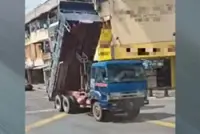 QuickCheck: Did a tipper truck driven with its 'bucket' up damage a Pekan Nenas traffic light?