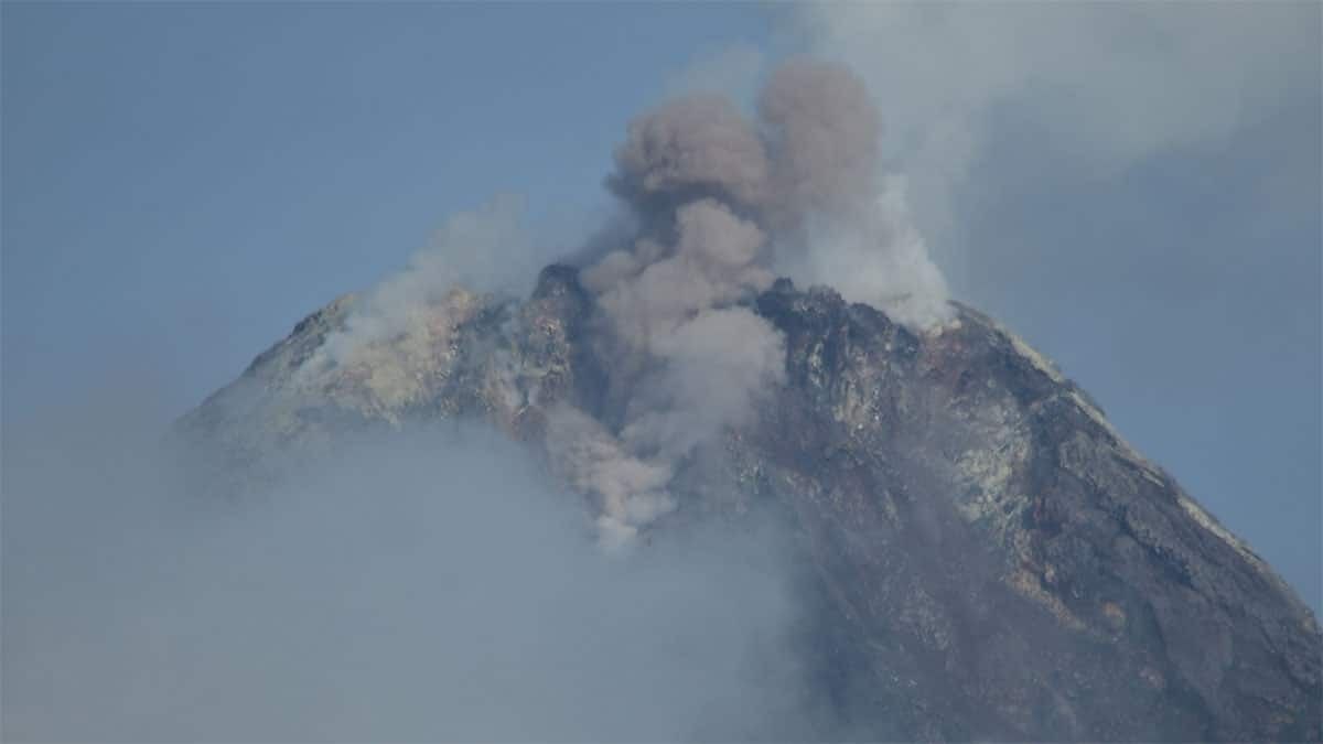 Philippines raises alert level at restive Mayon volcano