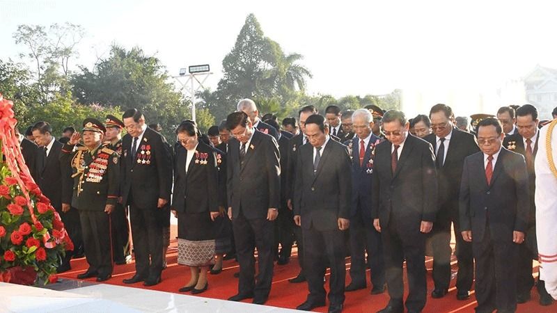 Party leaders pay respect to Lao national heroes ahead of 12th National Congress