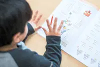 Children learn numbers better when they count with their fingers